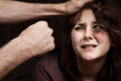 Mağazanın mühafizəçisi qadın müştərini döydü - QƏRAR