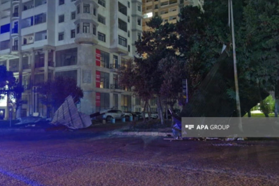 Bakıda yaşayış binasının dam örtüyü uçub