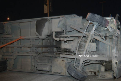 Ziya Bünyadov prospektində yük avtomobili aşıb