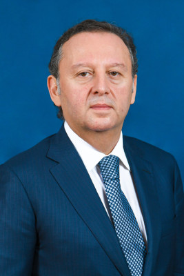 Deputat əmisi qızını işdən çıxarıb yerinə öz xanımını təyin etdi - FOTO
