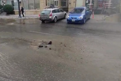 Bakıda boru partladı, yolu su basdı - VİDEO