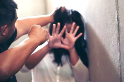 Kişi onunla kobud danışan arvadını döydü