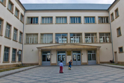 Bakıda müəllim 3-cü sinif şagirdlərinin ağzını skoçladı – İDDİA