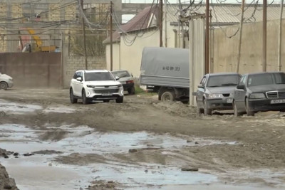 Binəqədidə yollar asfalt üzünə həsrət qalıb: Sakinlər çətin vəziyyətdə - VİDEO