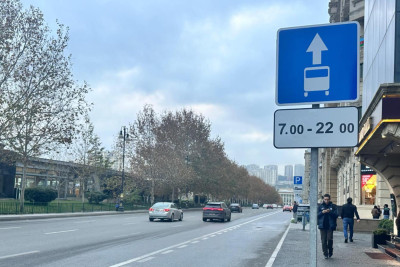 Bakının bu küçəsində daha bir yol nişanı quraşdırıldı