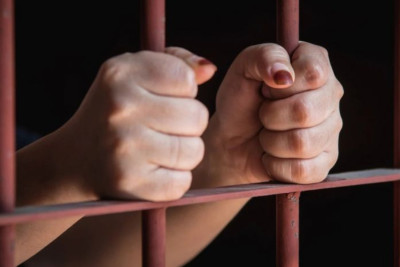 DSMF əməkdaşını aldadaraq 162 min manatını ələ keçirən qadınla bağlı qərar açıqlandı