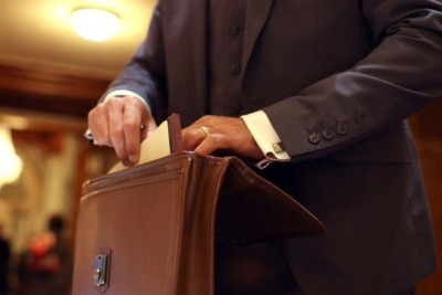 Vəzifəli şəxs hamamda yıxılıb öldü