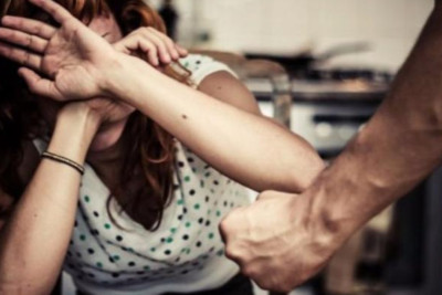 Kişi ona səsini ucaldan 7 uşaq anası olan arvadını döydü