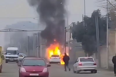 Saray qəsəbəsində yanan avtomobil söndürüldü - VİDEO 