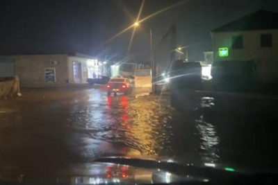 Balaxanı sakinləri narazıdırlar: Qan yağış suyuna qarışır