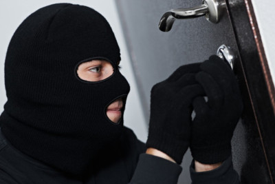 Maştağada evlərdən 24 minlik oğurluq edənlər tutuldular