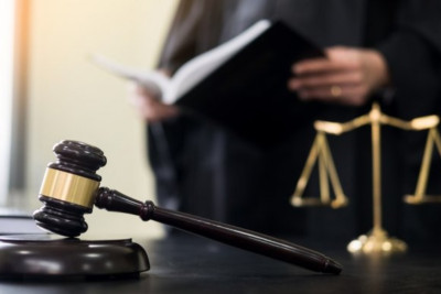 Yüzlərlə təqaüdçünü aldadan qadın hakim qarşısına çıxarılır - FOTO 