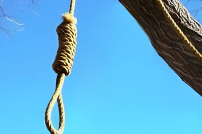 Bakıda kişi küçədə özünü asdı