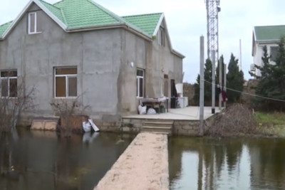 Buzovna sakinləri yağış sularının evlərinə dolmasından şikayətçidirlər - VİDEO 