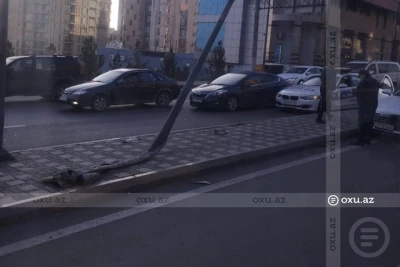 Nərimanov prospektində qəza: Avtomobil işıq dirəyinə çırpıldı