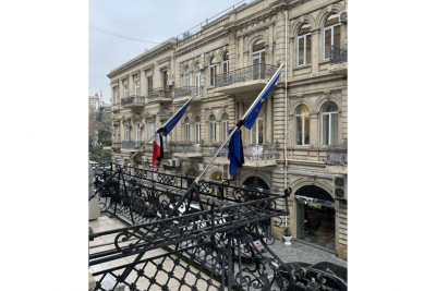 Fransanın Azərbaycandakı səfirliyində bayraqlar endirildi - FOTO