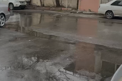 Kanalizasiya quyusu daşdı, çirkab sular “Xalqlar dostluğu” metrostansiyasına doğru axdı - VİDEO