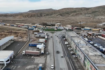 Məşhur ticarət mərkəzinin yaxınlığındakı yol sürücüləri çaşdırır - VİDEO