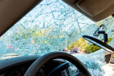 Bakıda avtomobil maneəyə çırpılıb, xəsarət alan var