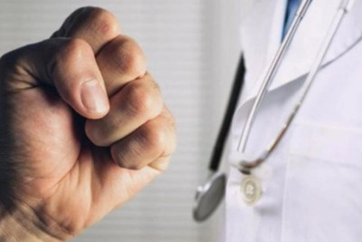 Bakıda həkim xəstənin yaxınları tərəfindən döyülüb