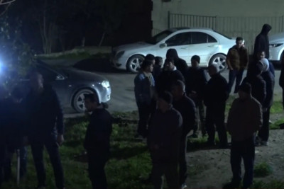 Bakı sakinləri niyə gecə küçədə yığışdılar? - "Təhlükəli vəziyyətdəyik" + VİDEO