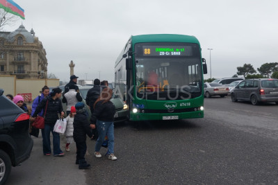 Bayılda “Toyota Prius” avtobusa çırpıldı – FOTO/VİDEO