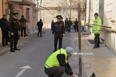 FHN əməkdaşları maneələri sökdü – Yanğınsöndürənlərə mane olurmuş