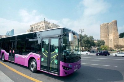 Bakıda sərnişinlər avtobus sürücülərinə tort hədiyyə etdi - FOTO