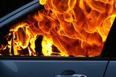 Bakıda "Toyota" markalı minik avtomobili yanıb - VİDEO