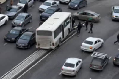 Bakıda sərnişin avtobusu qəzaya uğradı - VİDEO