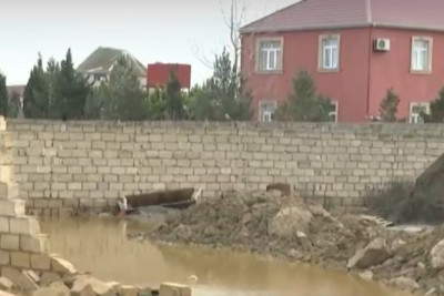 Ləhic bağlarında küçəni su basıb - VİDEO