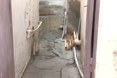 Keşlə qəsəbəsində kanalizasiya borusu sıradan çıxıb, çirkli su həyətlərə dolub - VİDEO 