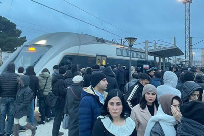 Qatar yoluna qəfil çıxdı - Sıxlıq yarandı