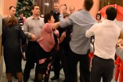 Sünnət toyunda pivə bakalını qadının başına vurdu - Həbs edildi