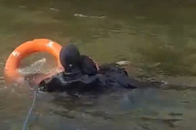 Bulvarda dənizdə batma təhlükəsi ilə üzləşən şəxs xilas edilib - VİDEO 