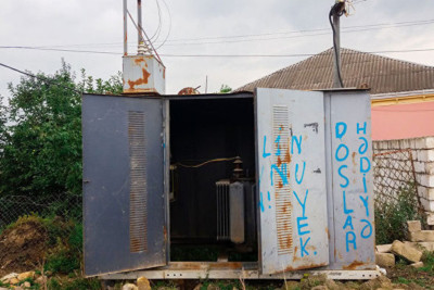 Sərxoş halda transformatora girdi, yanaraq öldü - FOTO