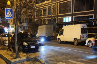 Övladını məktəbə gətirən valideyni avtobus vurub