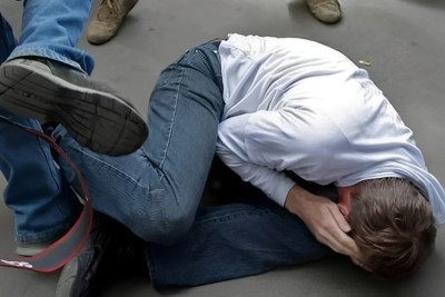 Küçədə arvadı ilə birgə sakini döyən şəxs həbs olundu 