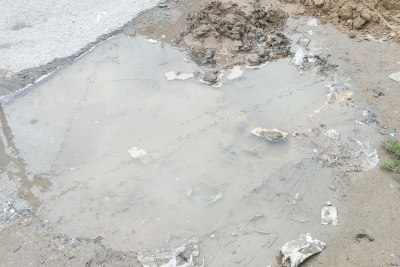 Camaat su tapmır, Yeni Suraxanıda içməli su küçəyə axır - ŞİKAYƏT + VİDEO