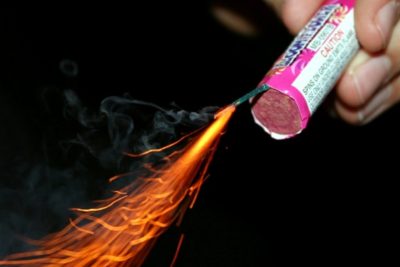 Pirotexniki vasitəni camaatın yanında partlatdı, həbs edildi