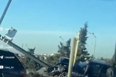 Zabratda avtomobil yoldan çıxaraq radar dirəyinə çırpılıb - VİDEO
