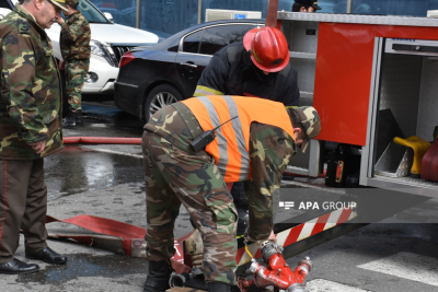 Bakıda yaşayış binasındakı restoran yandı