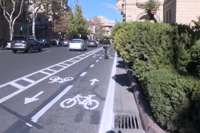 Velosiped və skuter sürücüləri üçün çəkilən zolaqlar niyə yarımçıq kəsilir?