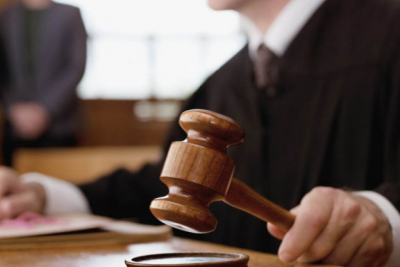 Bacısını bıçaqlayan qardaş hakim qarşısında