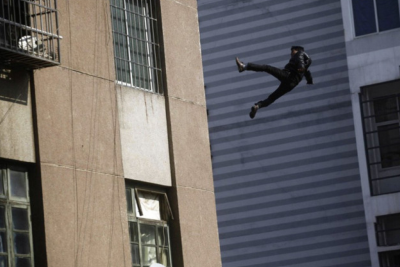 Bakıda DƏHŞƏT: Kişi özünü binadan atdı