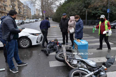 Bakıda avtomobil mopedlə toqquşub, xəsarət alan var - FOTO