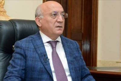 Həyat yoldaşını işləməyə qoymayan kişinin maaşı azala bilər