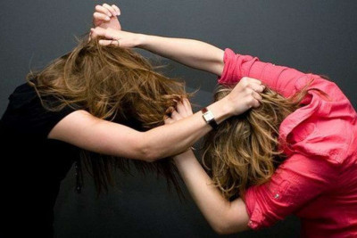 Abşeronda qızın saçını yoldu, 6 AY CƏZA ALDI