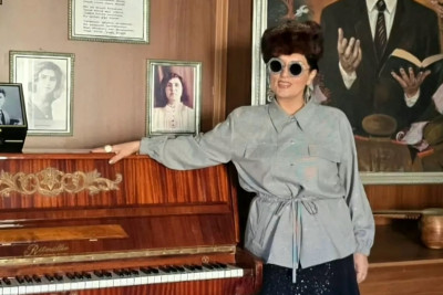 Elza Seyidcahan Mikayıl Müşfiqin ev muzeyinə piano və tar HƏDİYYƏ ETDİ - FOTO