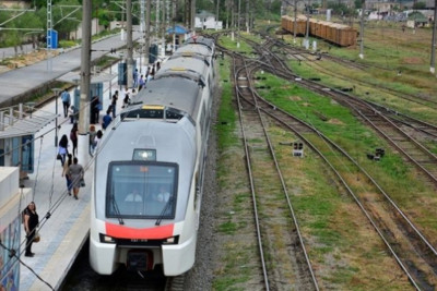 Gəzintiyə çıxdı, sürət qatarını dayandırdı - MƏHKƏMƏ